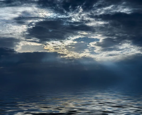 Dramatischer Sonnenuntergang Mit Wolken Die Sich Wasser Spiegeln — Stockfoto