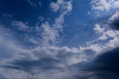 Beyaz bulutlu dramatik gökyüzü.