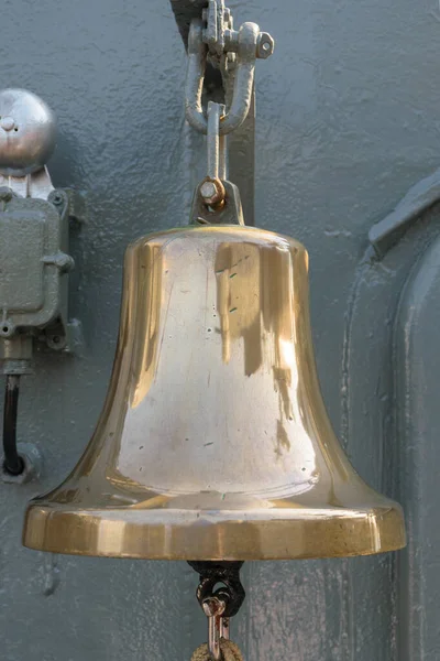古く傷のついた船の鐘 — ストック写真