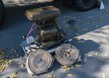 Taşınabilir su pompası kaldırımda duruyor..