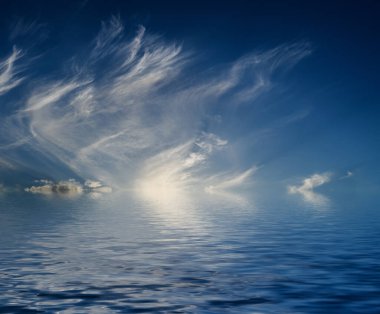 Suya yansıyan bulutlarla dramatik gökyüzü.