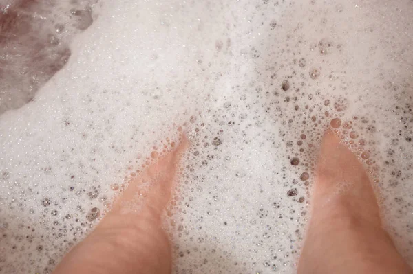 女人们在浴室的肥皂水里赤脚 — 图库照片