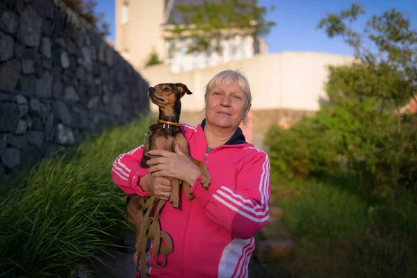 Ältere Frau Mit Ihrem Hund — Stockfoto