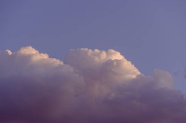 Bulutlu dramatik gökyüzü. Doğal arkaplan