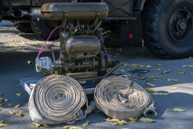 Taşınabilir su pompası kaldırımda duruyor..