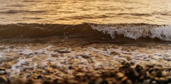 Olas Orilla Del Mar Atardecer Enfoque Selectivo Con Profundidad Campo —  Fotos de Stock