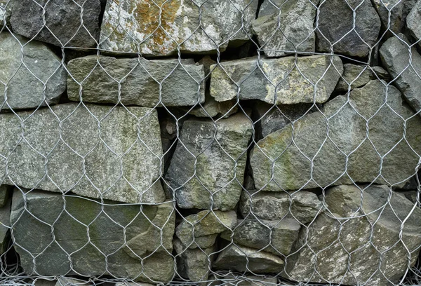 金属网覆盖的石头 — 图库照片