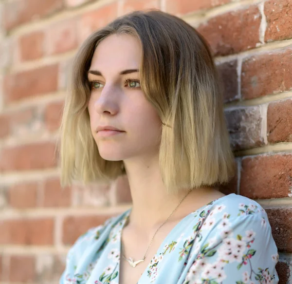 Retrato Aire Libre Una Hermosa Joven Con Ojos Verdes — Foto de Stock