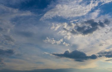 Kara bulutlu dramatik gün batımı gökyüzü.