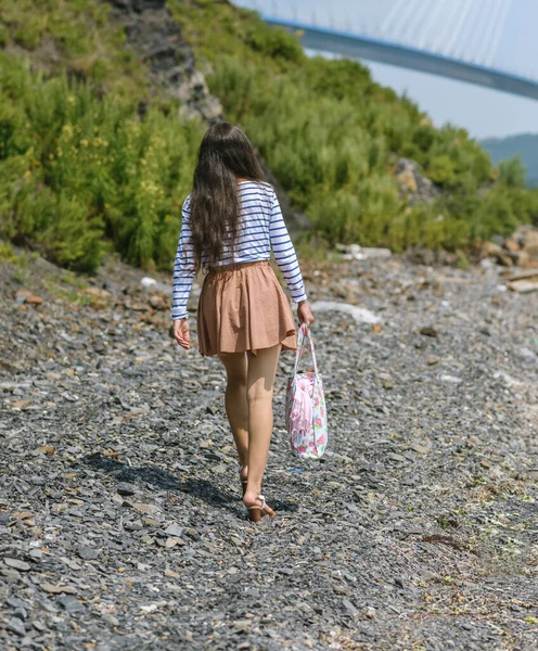 Jovem Mulher Vestido Caminha Longo Costa — Fotografia de Stock