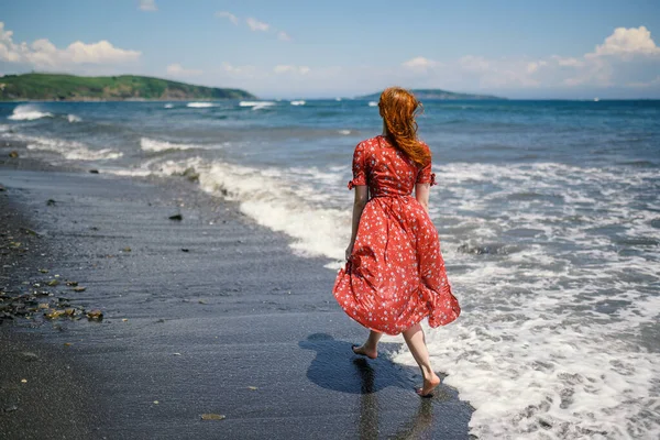 Ung Kvinna Klänning Springa Längs Stranden — Stockfoto