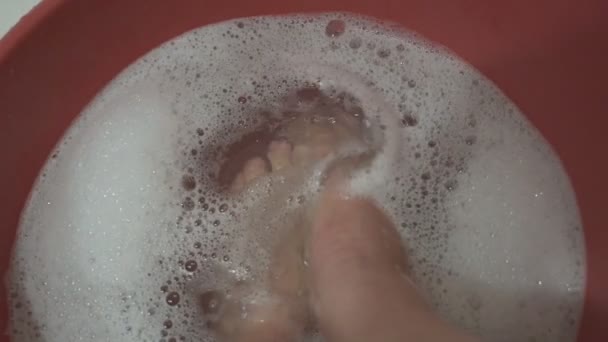 Mujer Pies Desnudos Agua Jabón Casa Baño — Vídeos de Stock