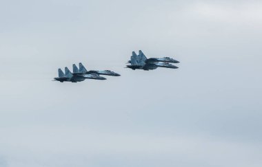 VLADIVOSTOK, RUSSIA - 26 Temmuz 2020: Donanma Günü kutlamaları sırasında dört Su-35 'lik Rus Şövalyelerinden oluşan bir grup.