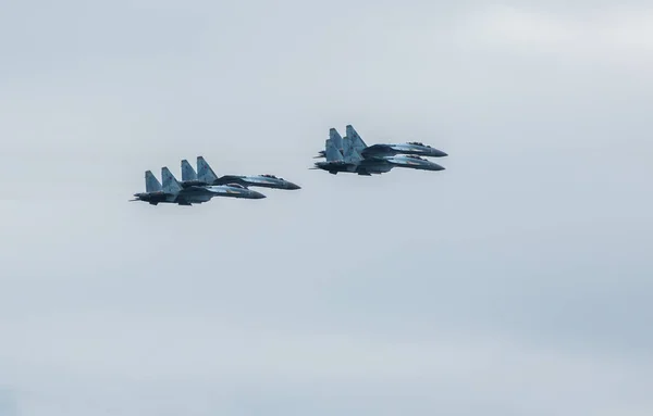 Vladivostok ロシア 2020年7月26日 海軍の日のお祝いの間に街中の空に4 35のロシア騎士団 — ストック写真