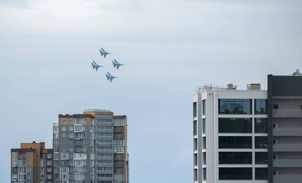 Vladivostok ロシア 2020年7月26日 海軍の日のお祝いの間に街中の空に4 35のロシア騎士団 — ストック写真