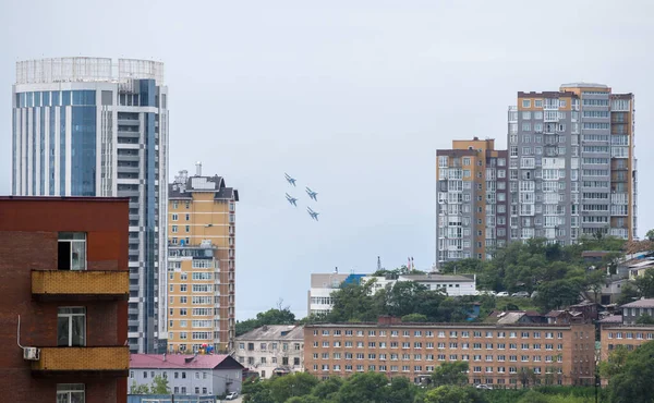 Vladivostok ロシア 2020年7月26日 海軍の日のお祝いの間に街中の空に4 35のロシア騎士団 — ストック写真