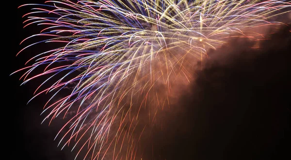 Kleurrijk Vuurwerk Boven Stad Nachts — Stockfoto