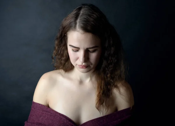 Retrato Bela Mulher Emocional Com Olhos Verdes Estúdio — Fotografia de Stock