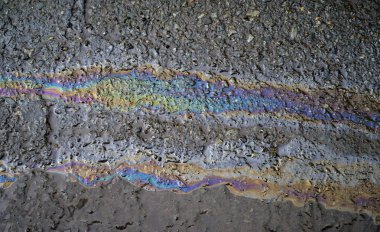 Kaldırımda benzin akıyor..