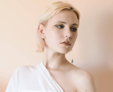 Mavi gözlü güzel bir genç kadın. Renkli resim.