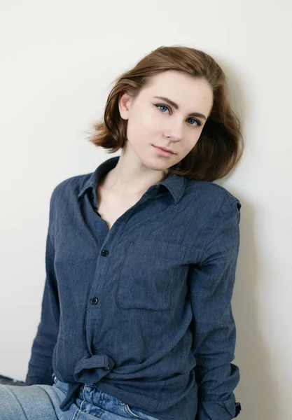 Mavi Gözlü Güzel Bir Genç Kadının Portresi — Stok fotoğraf