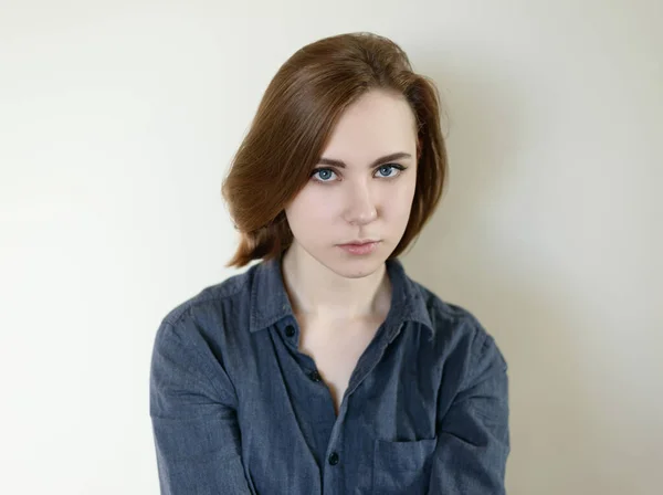 Portret Pięknej Młodej Kobiety Niebieskimi Oczami — Zdjęcie stockowe
