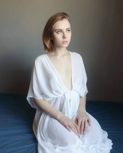 Retrato Una Hermosa Joven Con Ojos Azules — Foto de Stock