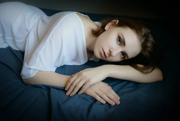 Retrato Una Hermosa Joven Con Ojos Azules —  Fotos de Stock