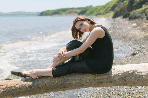 Ung Kvinna Svart Klänning Njuter Havet — Stockfoto