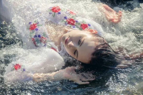 Young Woman White Dress Enjoys Sea — Stock Photo, Image