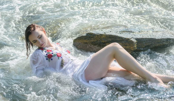 Ung Kvinna Vit Klänning Njuter Havet — Stockfoto