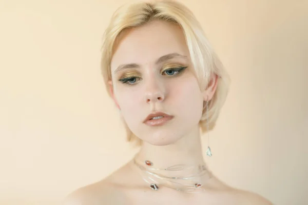 Vacker Ung Kvinna Med Blå Ögon Färg Tonad Bild — Stockfoto