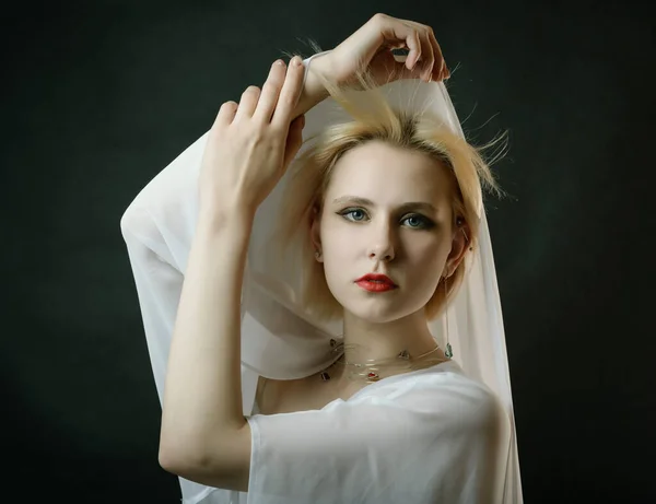 Porträtt Vacker Ung Kvinna Med Blå Ögon — Stockfoto