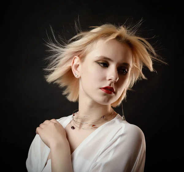 Retrato Una Hermosa Joven Con Ojos Azules — Foto de Stock