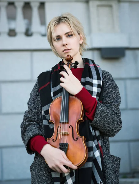 Menina Bonita Casaco Segurando Violino Velho — Fotografia de Stock