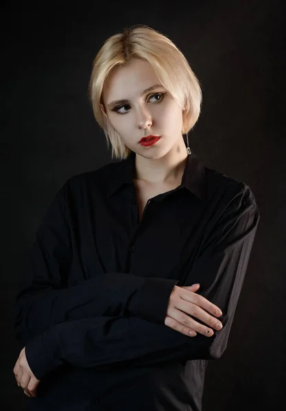 Portret Van Een Jonge Vrouw Met Blauwe Ogen Zwart Shirt — Stockfoto