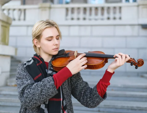 Menina Bonita Casaco Segurando Violino Velho — Fotografia de Stock