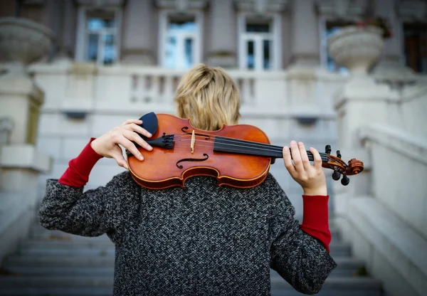 Menina Bonita Casaco Segurando Violino Velho — Fotografia de Stock