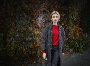 Güzel genç bir kadının açık hava portresi. Seçici odak.