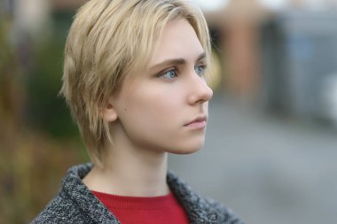 Güzel genç bir kadının açık hava portresi. Seçici odak.