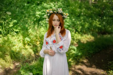 Parktaki güzel genç bir kadının açık hava portresi. Seçici odak.