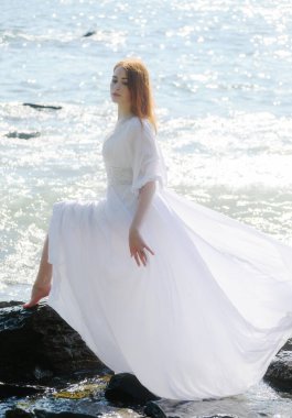 Mavi denizin ötesindeki genç kadın..