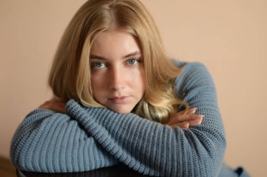 Mavi gözlü, güzel, şehvetli bir kadının portresi. Stüdyo çekimi.