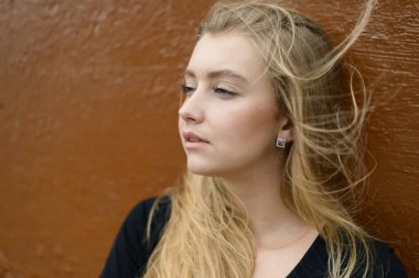 Açık havada mavi gözlü güzel bir genç kadının portresi..