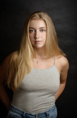 Mavi gözlü, güzel, şehvetli bir kadının portresi. Stüdyo çekimi.