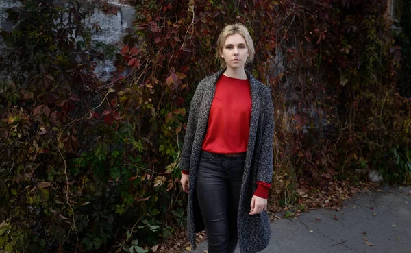 Ung Kvinna Klädd Höst Rock Och Röd Tröja — Stockfoto