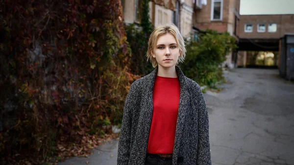 Ung Kvinna Klädd Höst Rock Och Röd Tröja — Stockfoto