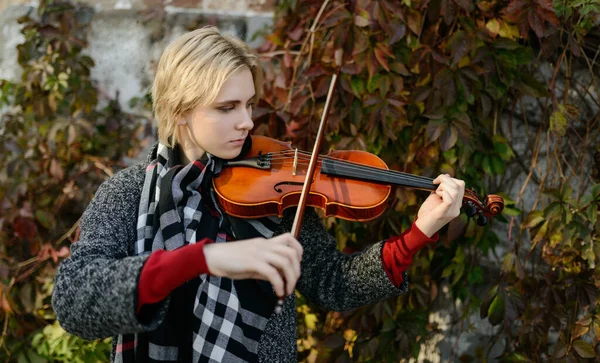 Beautiful Girl Coat Plays Old Violin — Stock Photo, Image