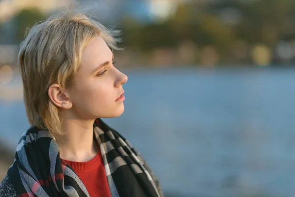 Retrato Aire Libre Una Hermosa Joven Enfoque Selectivo — Foto de Stock