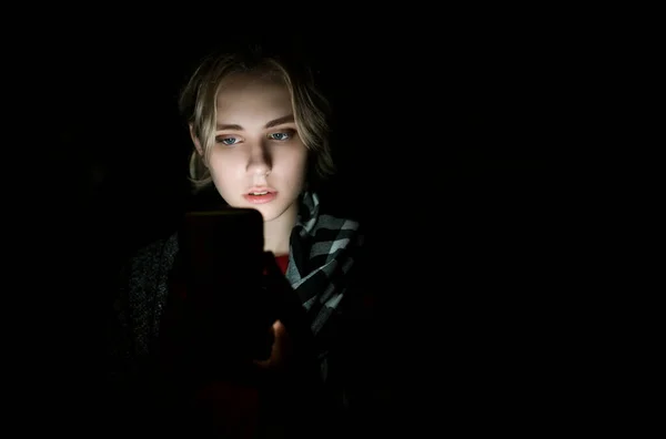 Junge Frau Nachts Mit Smartphone Auf Der Straße — Stockfoto